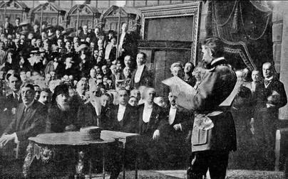 Regele Ferdinand, adresându-se primului Parlament ales prin vot universal. FOTO Arhivă