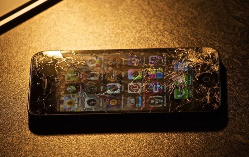 Uite în ce hal a ajuns iPhone-ul lui Cabral! Şi era ultimul model... | FOTO