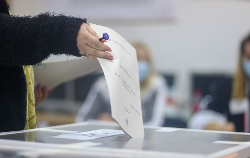 Românii din străinătate se pot înregistra online pentru alegerile prezidențiale și parlamentare