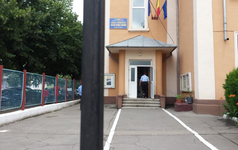 Învățământ cu pumnii la Buzău, pentru un elev din clasa a treia