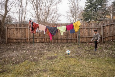 Aron, un refugiat ucrainean rom, joacă fotbal în tabăra din Revnuice Village, la 18 martie 2022, 35 km lângă Praga. Foto: Profimedia