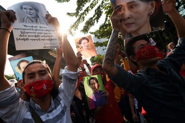 În fața ambasadei Myanmar din Bangkok, Thailanda, oamenii protestează împotriva loviturii de stat din Myanmar și pentru reinstituirea lui Aung San Suu Kyi (portret) în poziția de lider și consilier de stat al Myanmar, pe 1 februarie 2021. Foto: Profimedia