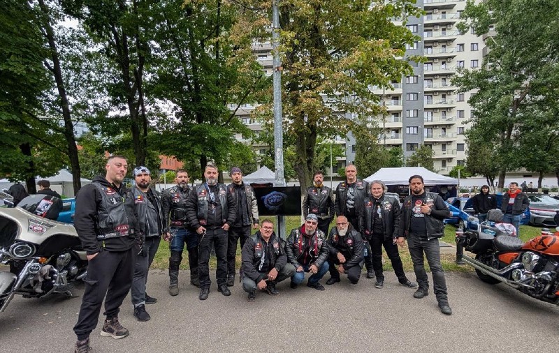 Un grup de motocicliști duri păzesc voluntar casele și școlile copiilor abuzați, ca micuții să se simtă în siguranță: „Dormiți liniștiți”
