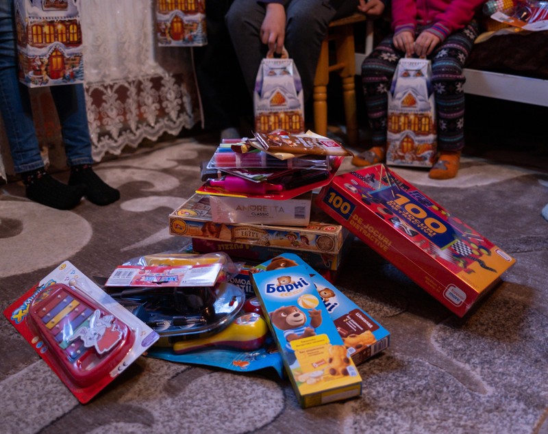 Cum s-a mobilizat Diaspora de Sărbători pentru o familie de români din Ucraina care a adoptat șase frați orfani: „Avem nevoie de haine și încălțăminte pentru copii”