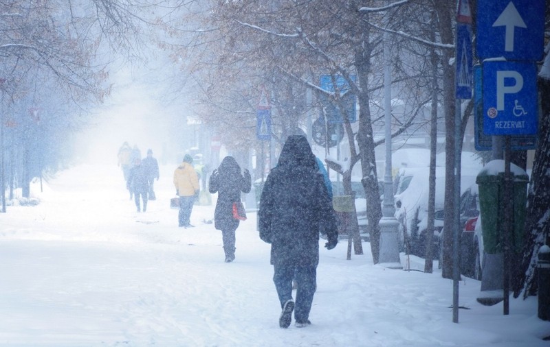 Vremea se răcește brusc în Săptămâna Mare: lapoviță și ninsoare, posibil și în București