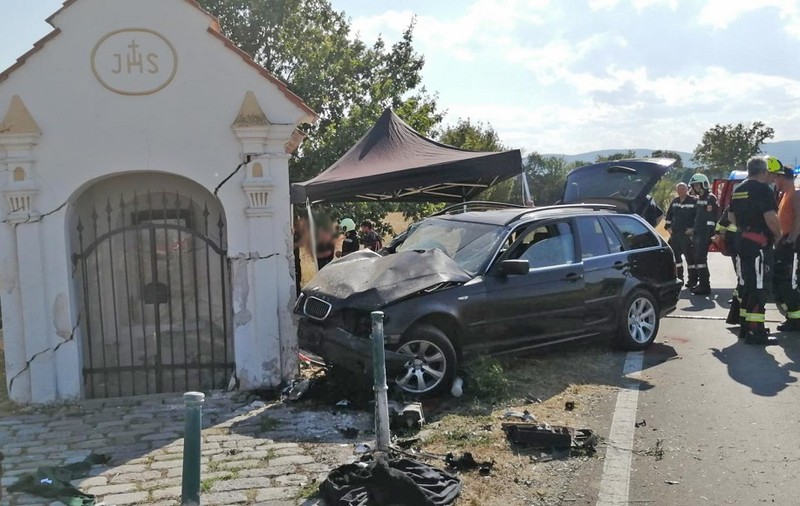 Român de 17 ani, mort pe scaunul din dreapta al unui BMW care a zburat într-o capelă, în Austria. Un român de 21 de ani, la volan