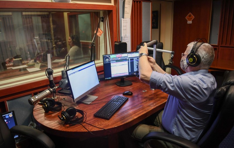 „Guvernul Viktor Orban vrea ca presa să fie o pisică ce stă în poală”. Interviu cu redactorul-șef adjunct al ultimului radio independent maghiar, lăsat acum fără licență