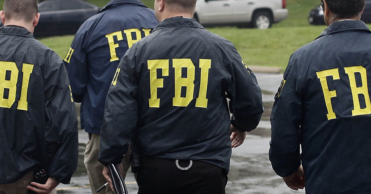 Investigație FBI: mai mulți agenți FBI în timp ce se îndreaptă spre mașini