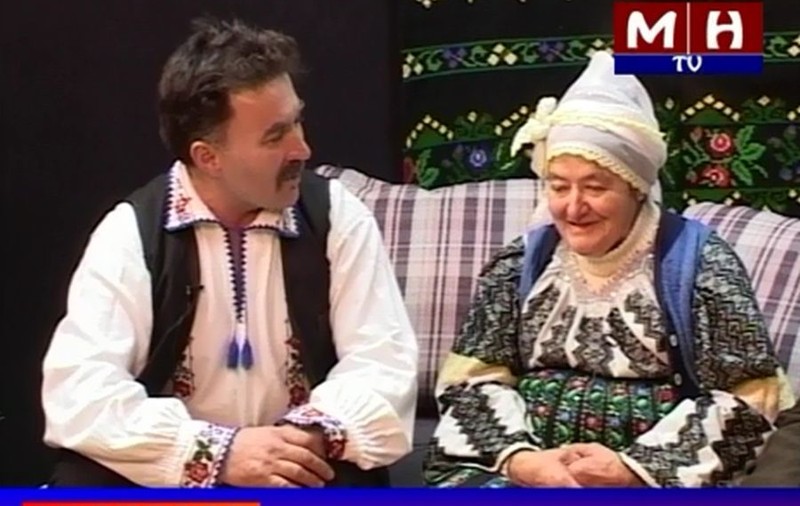 MH TV face furori cu o emisiune a cărei asistentă are nu mai puțin de 74 de ani! VIDEO