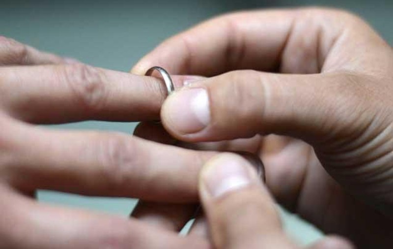 Bahmu şi Prigoană joacă la pitici! Un cuplu din SUA s-a 'căsătorit' de 106 ori