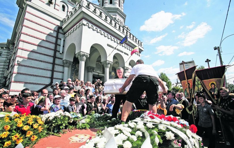 L-au îngropat cu maşinuţele lui preferate
