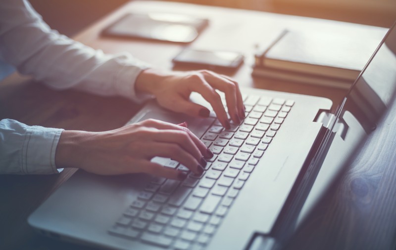Profesoare umilite în clipuri urcate pe internet de elevi. Ce legi pedepsesc „ura online” și care sunt soluțiile pentru a preveni astfel de comportamente