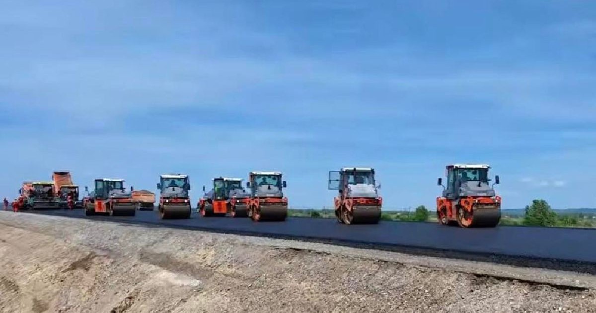 Utilaje pe o șosea în contrucție