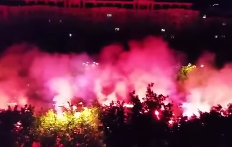 Suporterii Rapidului au sărbătorit în stilul lor caracteristic aniversarea a 92 de ani de la înființarea clubului. Spectacol pirotehnic lângă Casa Poporului. Tot azi, Steaua își sărbătorește patronul