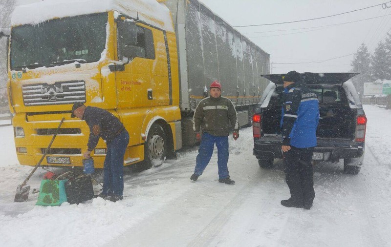 VIDEO| TIR-uri blocate pe Valea Oltului, din cauza zăpezii de 5 centimetri de pe carosabil și a poleiului