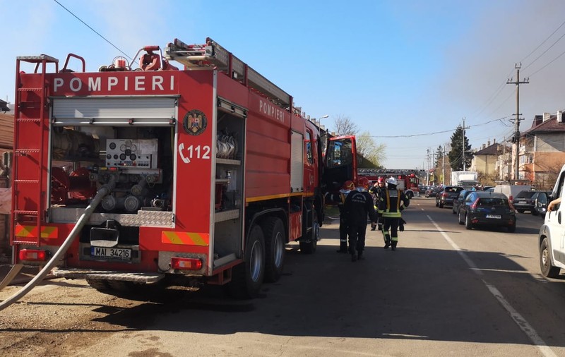 UPDATE. Incendiul izbucnit la depozitul de materiale de construcții din Balotești a fost localizat de pompieri