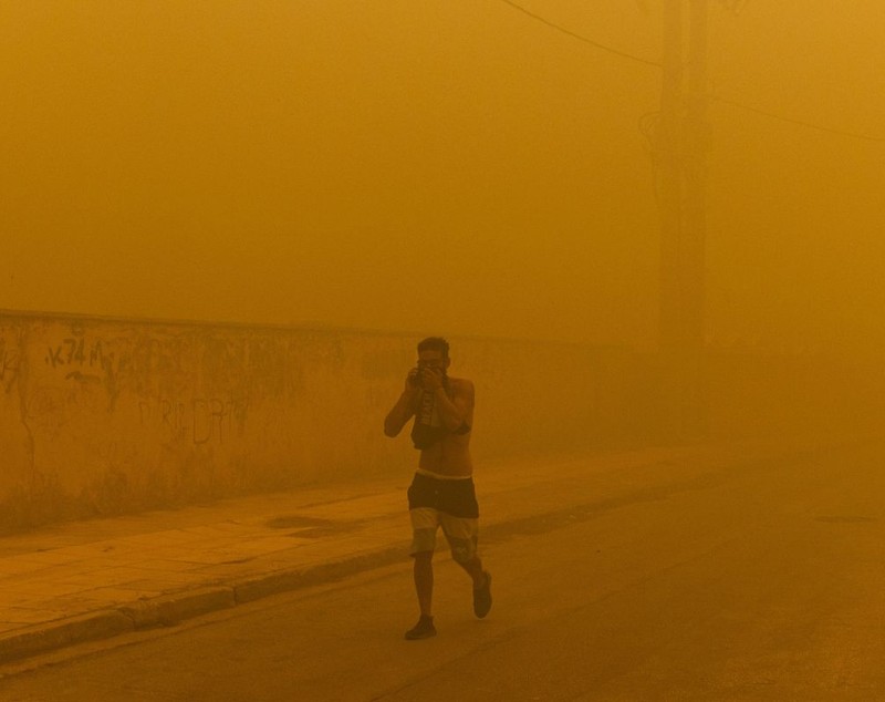 Incendii de vegetație în Grecia. O persoană, găsită decedată într-un magazin distrus de flăcări, la periferia Atenei