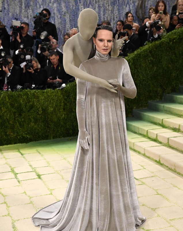 Vedete pe „covorul pietruit” la Met Gala 2026. De la rochii impresionante la alegeri controversate