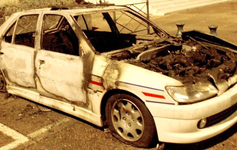 Maşina unui român, incendiată 