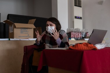 Alexandra duce dorul elevilor prezenţi în sala de clasă