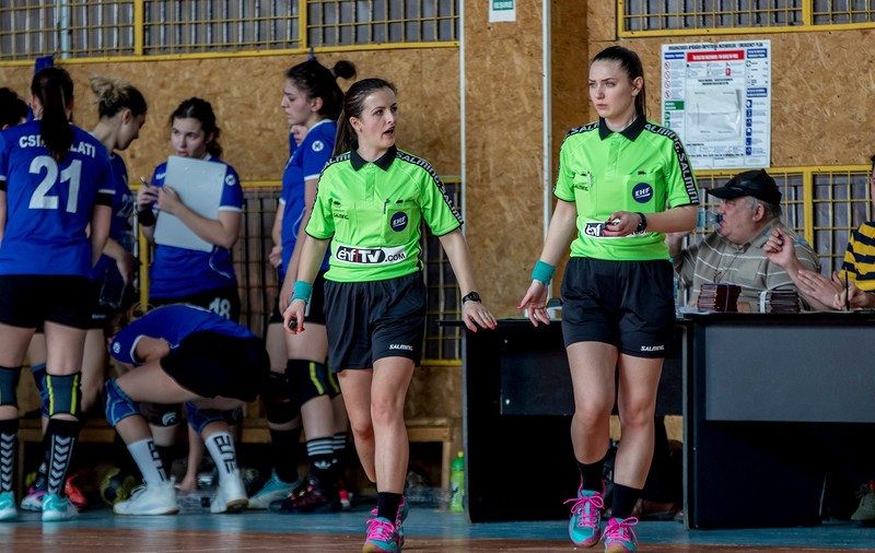 Și arbitrajul are frumusețea lui! Povestea cuplului Georgiana Lungu - Mihaela Paraschiv, ”fluierașe” la handbal: ”Ca jucătoare, aveam șanse mai mici să ajungem sus, din cauza taliei”