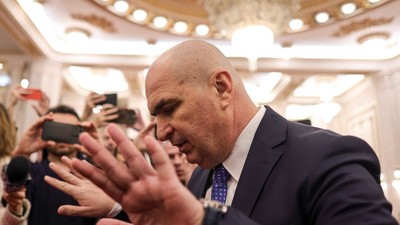 Președintele PNL, Ilie Bolojan, în timp ce era huiduit de angajații Senatului. Foto: Inquam Photos / Octav Ganea