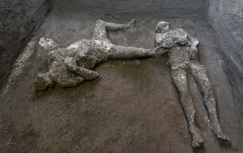 Rămășițele foarte bine conservate a doi bărbați uciși în erupția vulcanică de la Pompeii, descoperite de arheologi