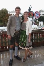 Thomas Muller, atacantul lui Bayern, şi Lisa, soţia lui, s-au numărat printre vedetele care au onorat ediţia din acest an a Oktoberfest. (FOTO: EPA)