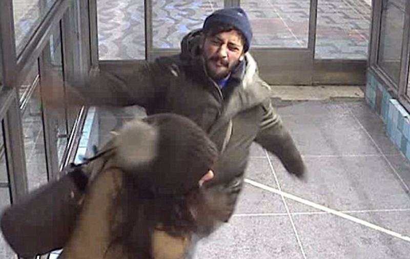 Momentul în care un hoţ loveşte cu bestialitate o femeie, în faţa copiilor ei. Toată poliţia din Suedia e pe urmele lui | VIDEO