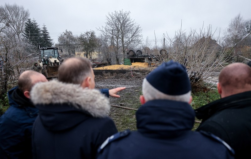 Președintele polonez Andrzej Duda, la locul tragediei din Przewodow. Proiectilul a lăsat în urmă un crater de patru metri