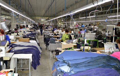 Ce salarii se câștigă în domeniul confecțiilor textile? Cât câștigă un croitor vs un designer