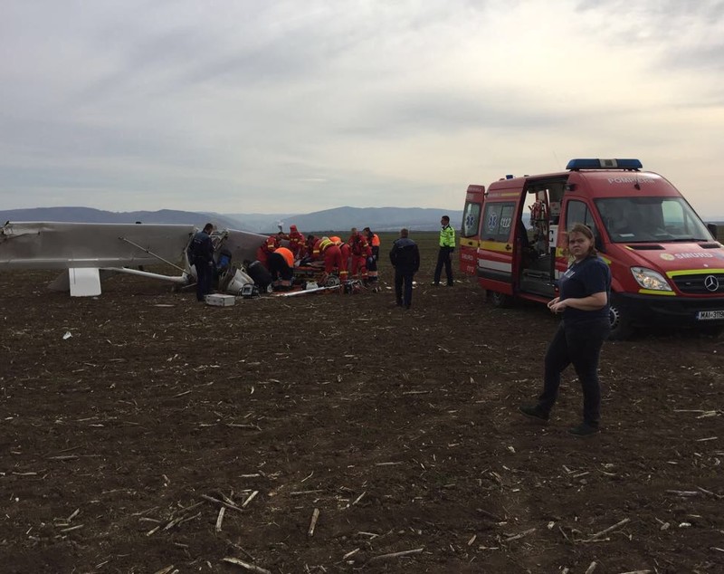 UPDATE: Cine este pilotul care a aterizat forțat în Alba. Bărbatul rănit urmează să fie preluat de un elicopter | FOTO și VIDEO