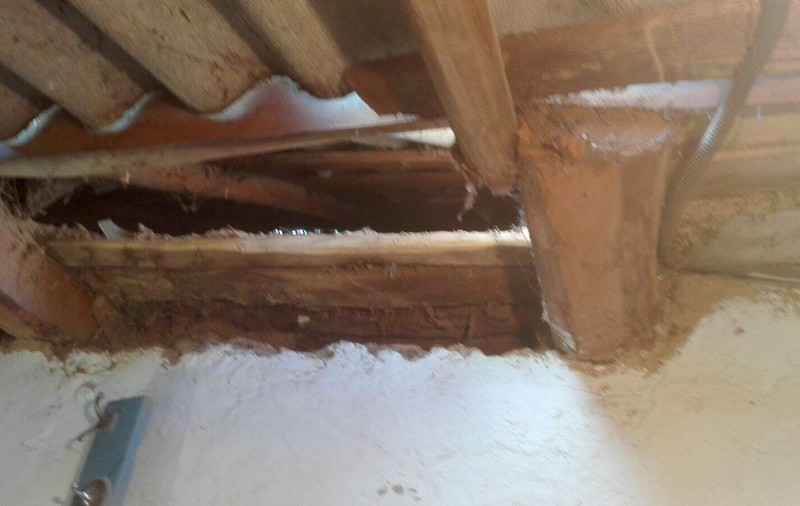 Le-a căzut o bucată de rachetă pe casă