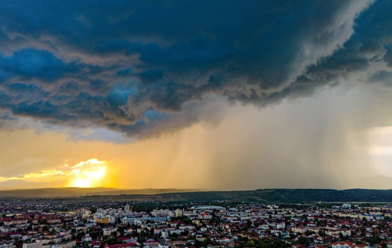 Vremea se încălzește, dar nu scăpăm de ploi și vijelii. Prognoza meteo ANM pentru perioada 27 iulie - 23 august 2026