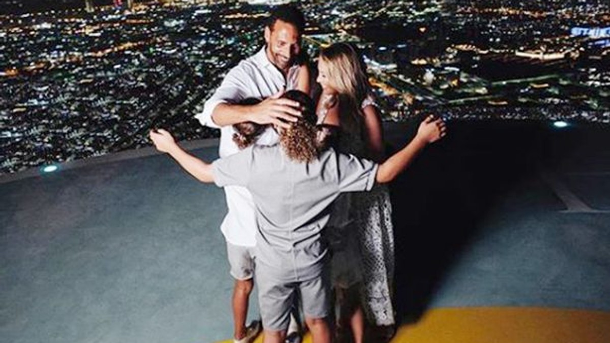 Rio Ferdinand și-a cerut iubita de soție pe acoperișul unui hotel din Abu-Dhabi. Prima soție a fostului fotbalist a murit în urmă cu trei ani