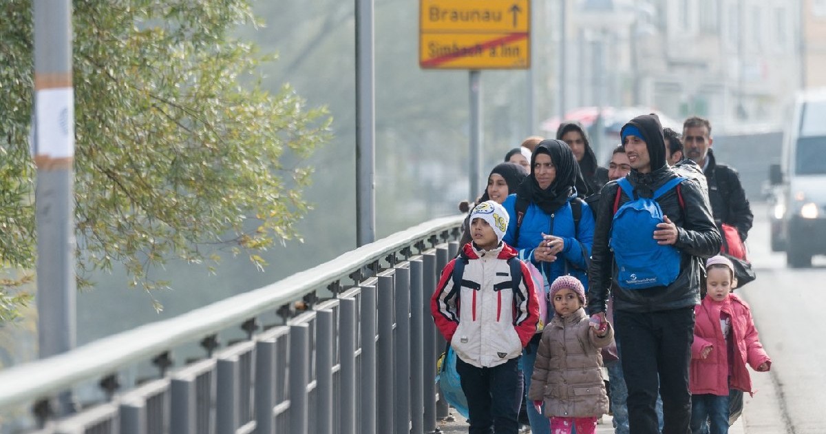 Refugiații traversează podul Innbruecke pentru a intra în Germania, la frontiera germano-austriacă dintre Simbach, Germania, și Braunau, Austria, 20 octombrie 2015.