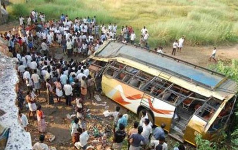 Grav accident rutier în India. Un autocar a căzut de pe un pod într-un râu. Ultimul bilanț indică 41 morţi și cel puţin 26 de răniți