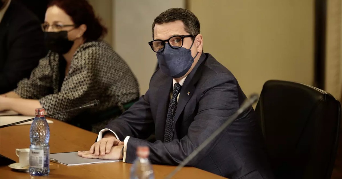 Eduard Hellvig la audieri, în Parlament. Foto: Dumitru Angelescu / Libertatea