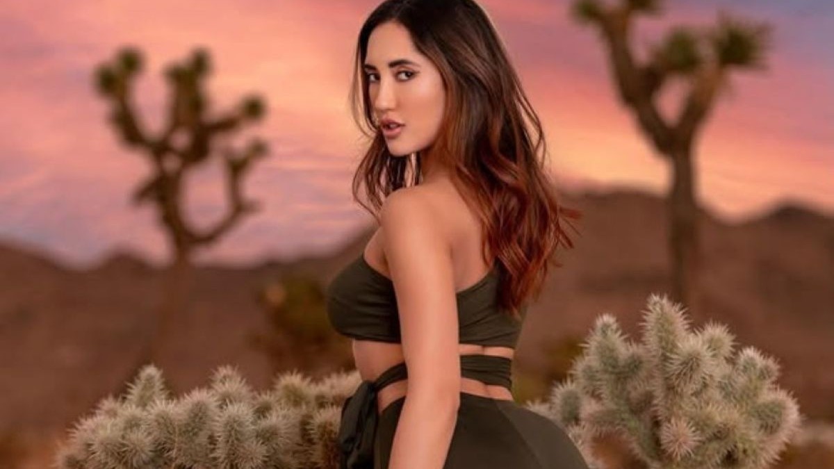 Chloe Amour se uită provocator către obiectiv