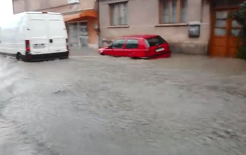 VIDEO | Inundaţiile continuă să facă ravagii. Maşini luate de ape şi case inundate în Vâlcea