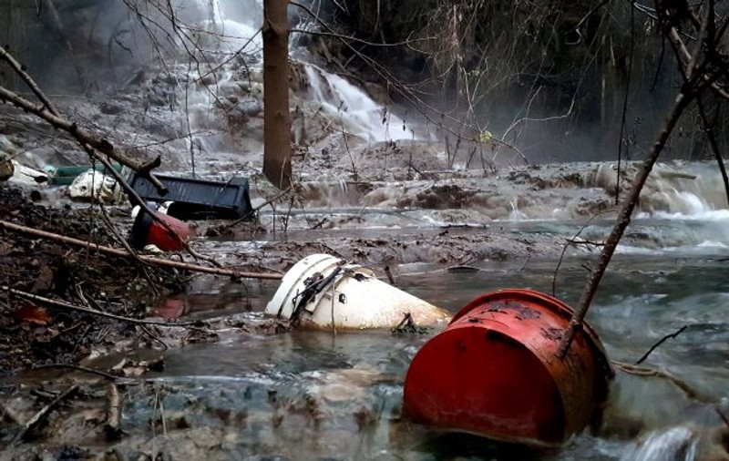 Cascada cu ape termale din Geoagiu Băi, în pericol din cauza gunoaielor