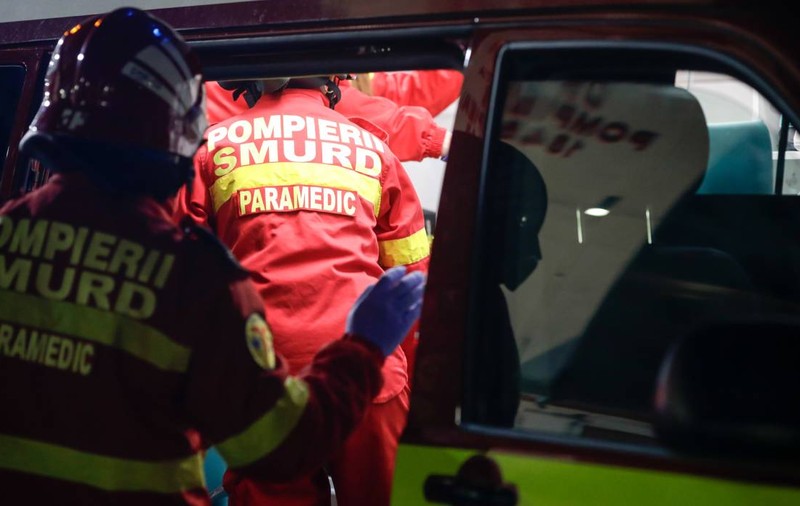 Un TIR s-a răsturnat pe șosea, iar șoferul a rămas prins între fiarele contorsionate ale cabinei și a murit, în Iași