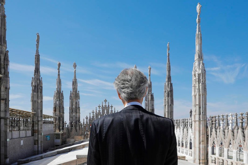 Andrea Bocelli a susținut un concert îfără spectatori în centrul orașului Milano. EPA-EFE/LUCA ROSSETTI