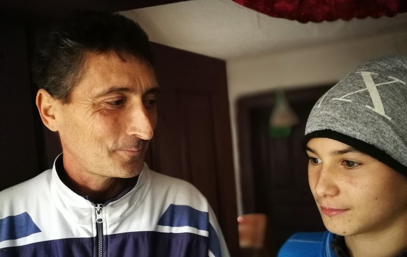 CENTENAR SOLIDAR/ Dragostea de tată și sfântul sac de cartofi. Gheorghe își crește singur fiul. Câștigă sub 500 de lei pe lună și, ca să se descurce, a învătat să gătească și să coacă pâine/VIDEO