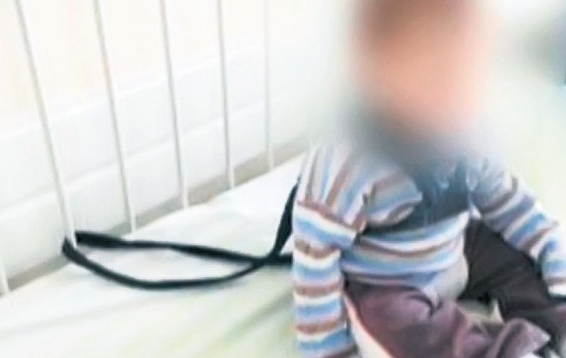 Anchetă în cazul copilului legat cu hamul de pătuţ