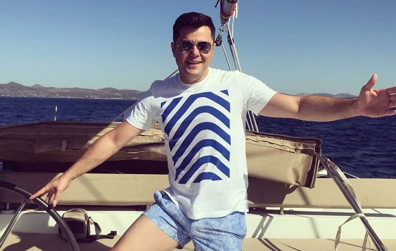 Cove și-a descoperit o nouă plăcere: vacanțele pe catamaran. Cât costă un astfel de concediu