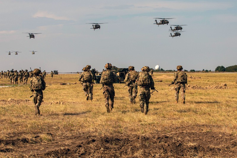 Soldați din Divizia 101 Aeriană, la o demonstrație de asalt aerian, pe 30 iulie 2022, la baza militară Mihail Kogălniceanu | Foto: Profimedia