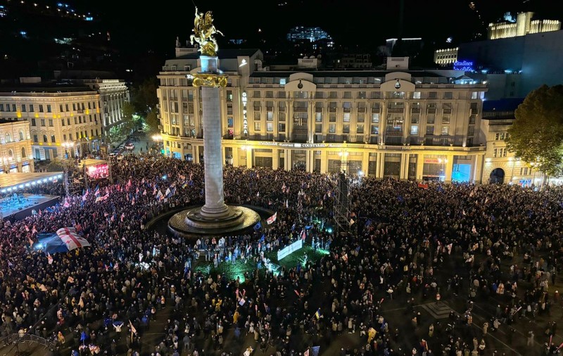 Ample proteste în capitala Georgiei, în urma scrutinului parlamentar contestat de UE. Viktor Orban, huiduit de protestatari | VIDEO