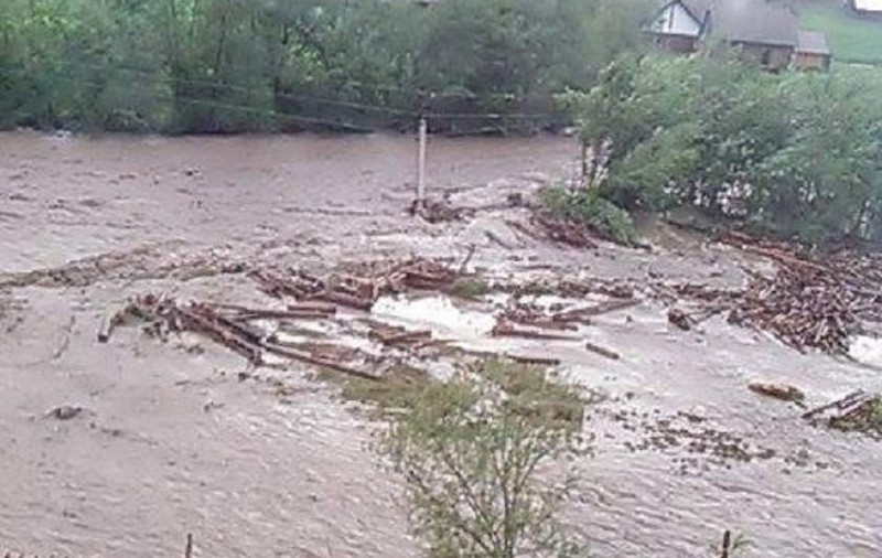Copilul din Prahova luat de o viitură în urmă cu aproape o lună e căutat de sute de pompieri / VIDEO