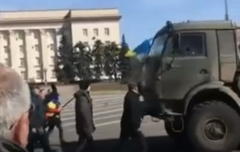 Ucrainenii din Herson au întors cu mâinile goale vehicule militare ale ruşilor